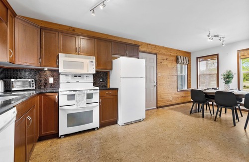 Saint Malo Casa | 3 Bedroom Cabin, minute walk from St Malo Lake, Beach & Provincial Park!