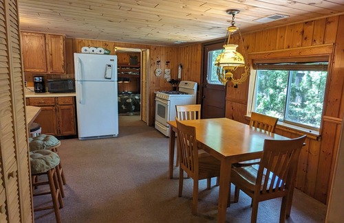 Harrison Cabina | 3 bedroom Cabin on Bertha Lake w/ private beach!!