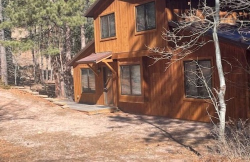 Rapid City Cabina | 3-bedroom cabin Sleeps 8 Close to ATV Trails with WiFi