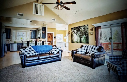 Lake Arrowhead Cabina | 3-bedroom cabin in lovely Lake Arrowhead with AC, fitness room