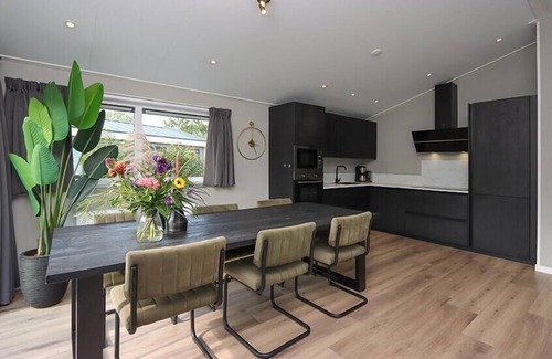Biddinghuizen Casa | 3-bedroom chalet with terrace and hot tub