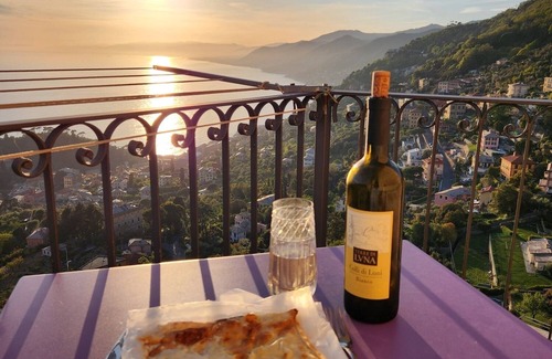 Camogli Condominio | 3-bedroom condo, full kitchen, 1leaving room 1 bathroom, balcony great view