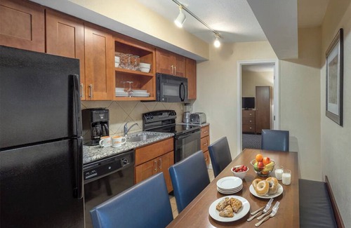 The Point Condominio | 3 Bedroom Condo w/ Kitchen in Downtown Newport at Long Wharf Resort! Sleeps 8!!