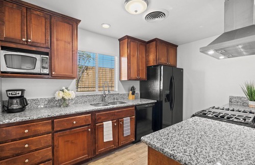 Panama Casa | 3-bedroom Countryside Home in adorable Bakersfield with AC, Wi-Fi, Pet Friendly