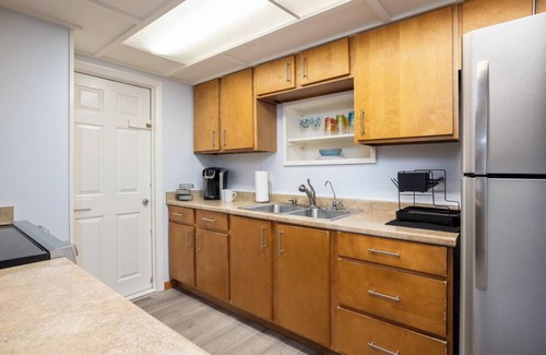 Tropic Cabaña | 3-bedroom Cozy cottage in Eau Gallie District, POOL,Pickleball/basketball courts