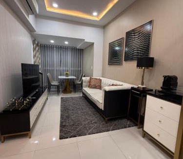 Bonifacio Global City Casa | 3 Bedroom Executive Suite Room with Excellent View of the City Skyline