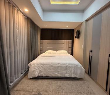 Bonifacio Global City Casa | 3 Bedroom Executive Suite Room with Excellent View of the City Skyline