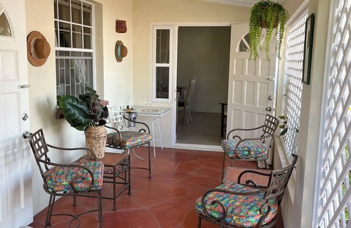 Marine Gardens Casa | 3 Bedroom Family Cottage 5 mins walk to beach and all amenities