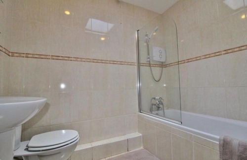 Haroldʼs Cross Casa | 3 Bedroom Family Home in Residential Area Near Centre
