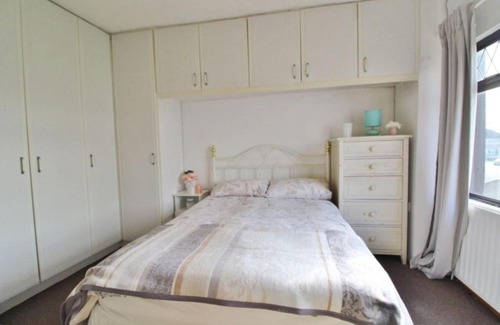 Haroldʼs Cross Casa | 3 Bedroom Family Home in Residential Area Near Centre