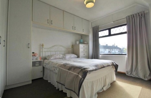 Haroldʼs Cross Casa | 3 Bedroom Family Home in Residential Area Near Centre
