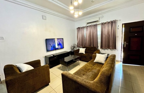 Utako Apartamento | 3 BEDROOM FLAT at UTAKO ABUJA. 24hrs LIGHT, WIFI & KITCHEN