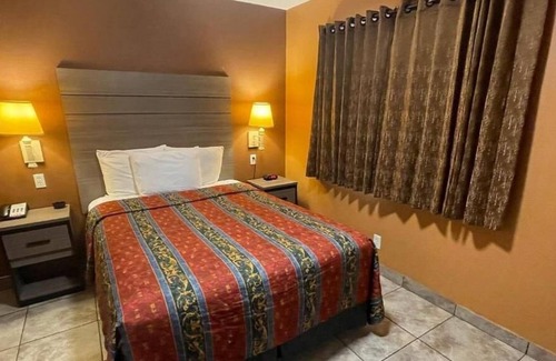 Victorville Casa | 3 Bedroom Full Property 2 Queen beds and 2 Single Queen beds
