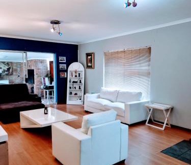 Bloubergstrand Casa | 3 bedroom garden house in Tableview