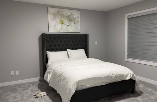 Northeast Edmonton Casa | 3 Bedroom Home - Entire Main and Top Floor