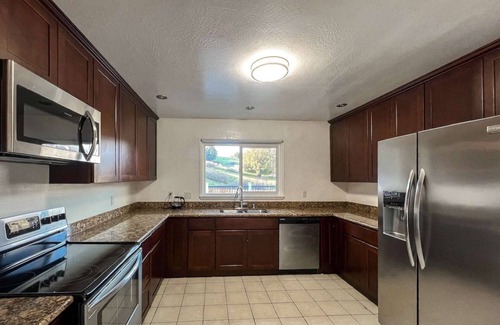 Chabot Park Casa | 3 Bedroom Home in Oakland Hills
