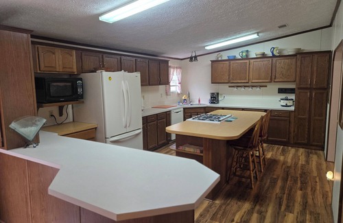 Lake City Casa | 3-bedroom home in rural Lake City near the Suwannee River and the Florida Trail