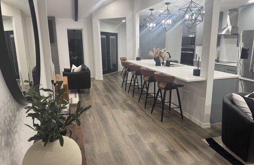 North Arlington Casa | 3 bedroom home near Arlington Entertainment District amongst the TOWERING OAKS!