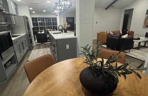 North Arlington Casa | 3 bedroom home near Arlington Entertainment District amongst the TOWERING OAKS!