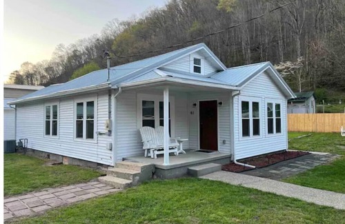 Stollings Casa | 3 bedroom home quiet neighborhood close to trails