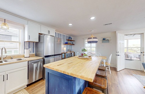 Frisco Casa | 3 bedroom homes with Shared pool and short walk to the beach