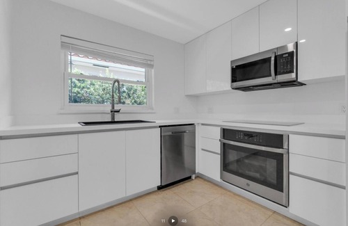 Hallandale Beach Casa | 3-bedroom house in brilliant Hallandale Beach with AC