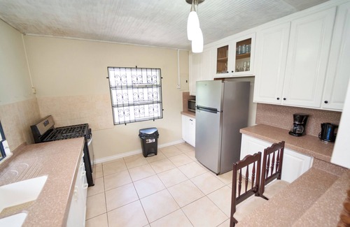 West Coast Casa | 3-bedroom house 5 minutes from Sheraton Mall, AC, WiFi. 10 mins from Beaches