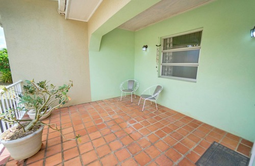 West Coast Casa | 3-bedroom house 5 minutes from Sheraton Mall, AC, WiFi. 10 mins from Beaches