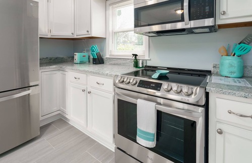 Hurwood Heights Casa | 3 Bedroom house close to downtown and the airport with an amazing deck.