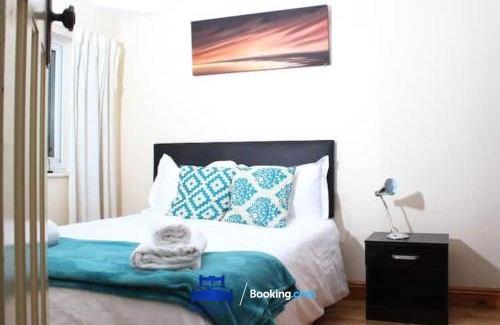 Oxford Casa | 3 Bedroom House For Contractors By Beds Away Short Lets & Serviced Accommodation Oxford With Free Parking for 2 Cars