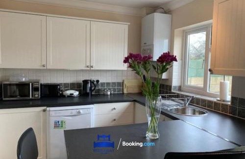 Oxford Casa | 3 Bedroom House For Contractors By Beds Away Short Lets & Serviced Accommodation Oxford With Free Parking for 2 Cars