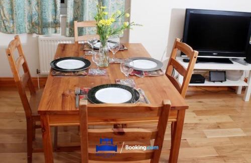 Oxford Casa | 3 Bedroom House For Contractors By Beds Away Short Lets & Serviced Accommodation Oxford With Free Parking for 2 Cars