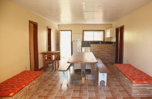 Garopaba Casa | Casa de 3 dormitorios con capacidad para 8 personas a 50 metros de la playa.
