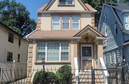 Queens Casa | 3 bedroom House-Full Kitchen & Bathroom, Livingroom & Dining Room