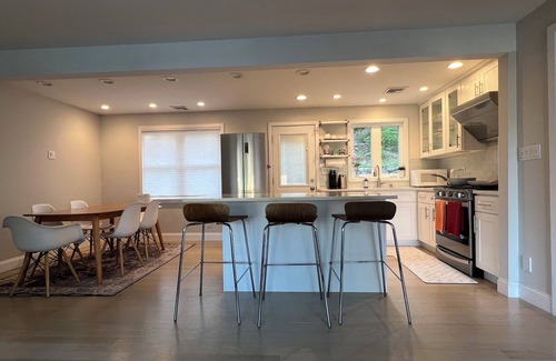 Greenwich Casa | 3-bedroom house in charming Greenwich with WiFi, AC. Start your getaway now
