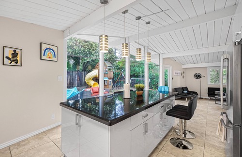 Palo Alto Casa | 3-bedroom house in charming Palo Alto with backyard/playground/tent