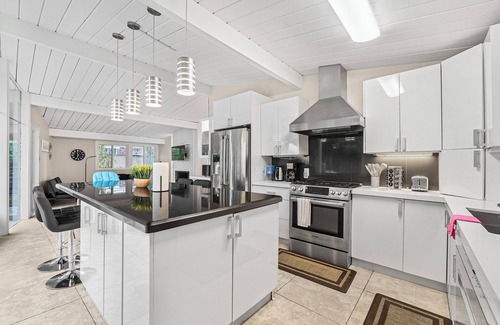 Palo Alto Casa | 3-bedroom house in charming Palo Alto with backyard/playground/tent