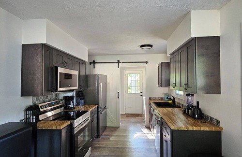 Mentor Headlands Casa | 3-bedroom house in gorgeous Mentor with AC