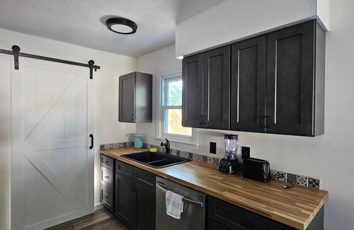 Mentor Headlands Casa | 3-bedroom house in gorgeous Mentor with AC