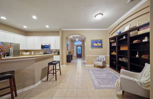 Spring Casa | 3-bedroom house in Spring with pool, jacuzzi bathtub, and pool table.