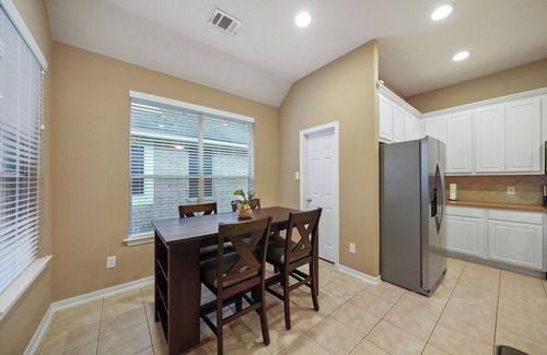 Spring Casa | 3-bedroom house in Spring with pool, jacuzzi bathtub, and pool table.