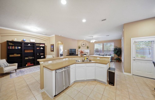 Spring Casa | 3-bedroom house in Spring with pool, jacuzzi bathtub, and pool table.