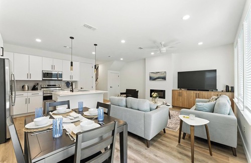 Dallas Casa | 3-bedroom house in tranquil Dallas with AC