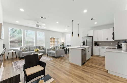 Dallas Casa | 3-bedroom house in tranquil Dallas with AC
