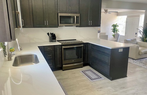 Arlington Casa | 3-bedroom house in Jacksonville with fenced backyard and screen enclosed pool.