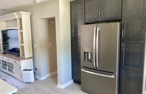 Arlington Casa | 3-bedroom house in Jacksonville with fenced backyard and screen enclosed pool.