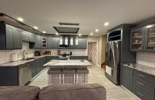 Orland Hills Casa | 3-bedroom house in fabulous Orland Hills with fitness room, AC, WiFi