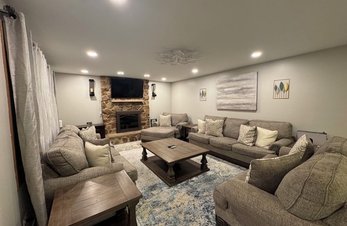 Orland Hills Casa | 3-bedroom house in fabulous Orland Hills with fitness room, AC, WiFi