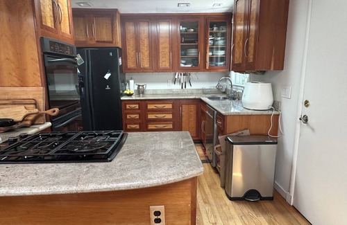 Redwood City Casa | 3-bedroom house in Redwood City near Stanford. Sunny, gardened, modern decor.