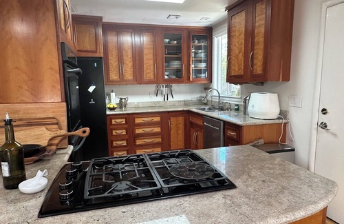 Redwood City Casa | 3-bedroom house in Redwood City near Stanford. Sunny, gardened, modern decor.